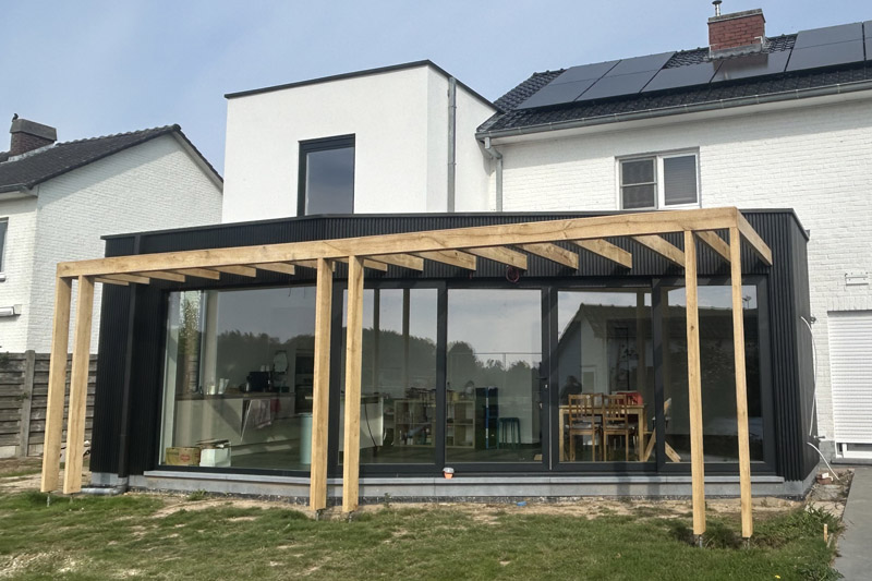 Gevelbekleding en woninguitbreiding in Oudenaarde