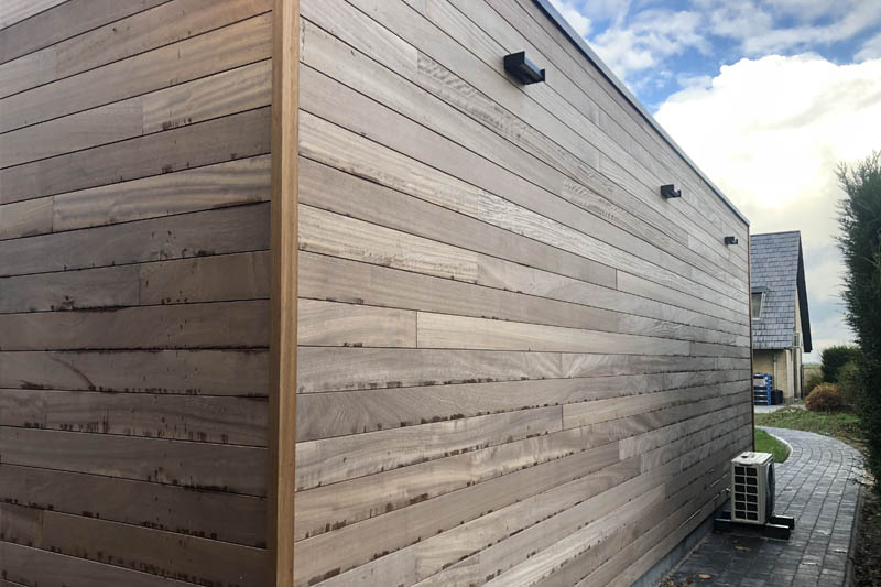 Tuingebouw in Ooike met Iroko gevelbekleding