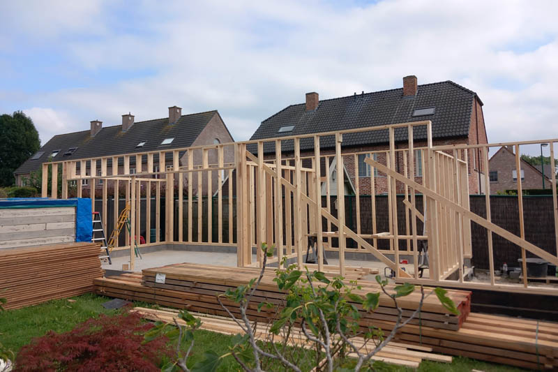 Tuingebouw in Petegem met afrormosia gevelbekleding