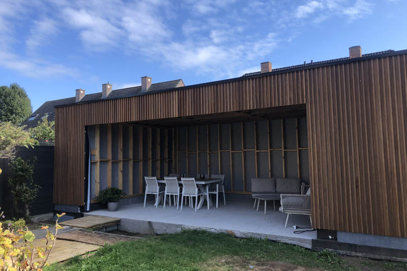 Tuingebouw in Petegem met afrormosia gevelbekleding