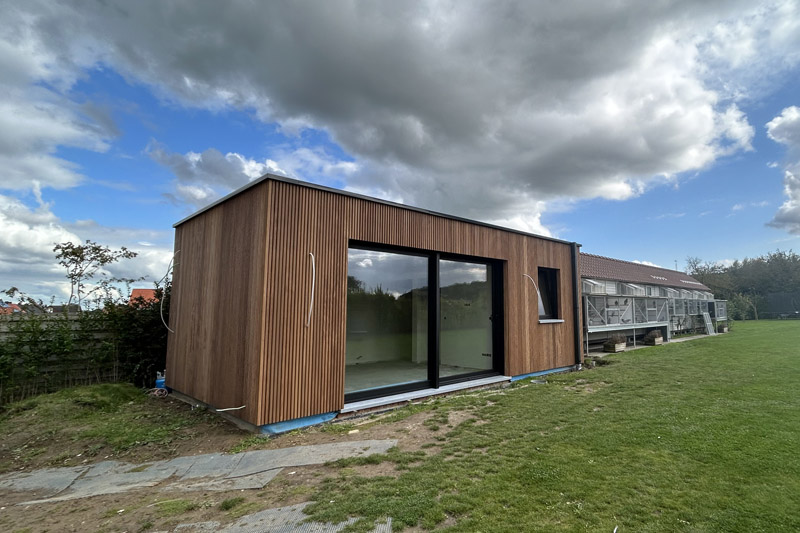 Tuingebouw in Wortegem met padouk gevelafwerking