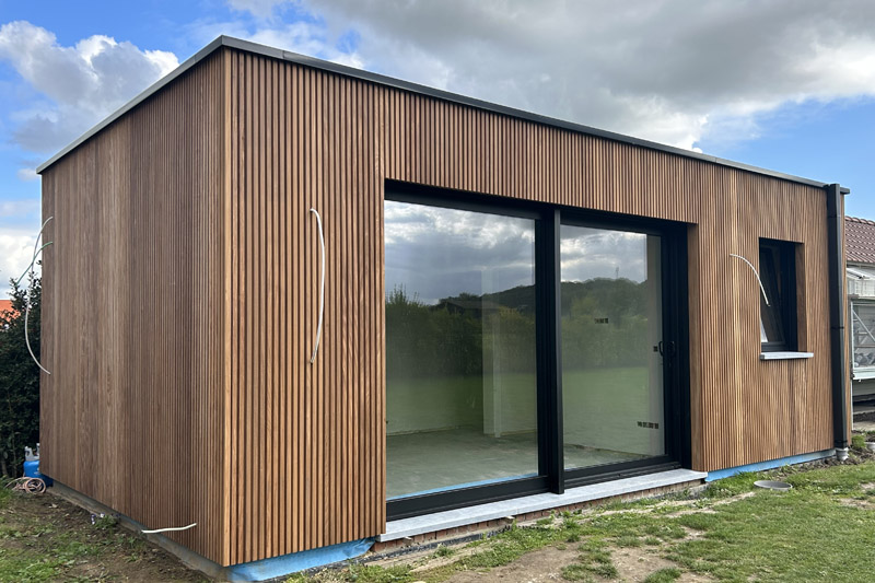 Tuingebouw in Ruien met afrormosia gevelbekleding