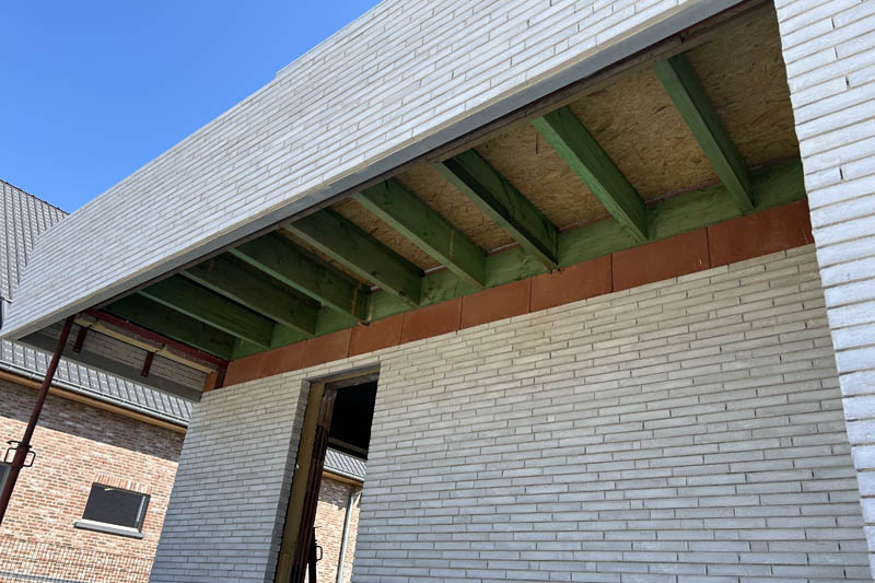 Luifel met houten roostering in Appelterre